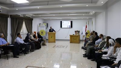 إعداد القادة: تدريب القيادات الجامعية على صنع القرار وحل المشكلات