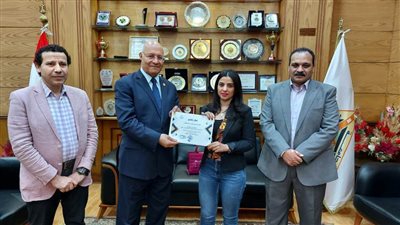 رئيس جامعة بنها يكرم الفائزة جائزة «إينسو أوردز»، الهندية للأبحاث المبتكرة فى الهندسة والعلوم والطب