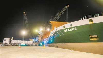 ميناء العريش يستقبل أول سفينة حمولات ثقيلة لمعدات محطة الكهرباء بشمال سيناء