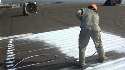 طريقة مبتكرة.. طلاء منازلأسقفها من الصفيح بدهان مقاوم للحرارة