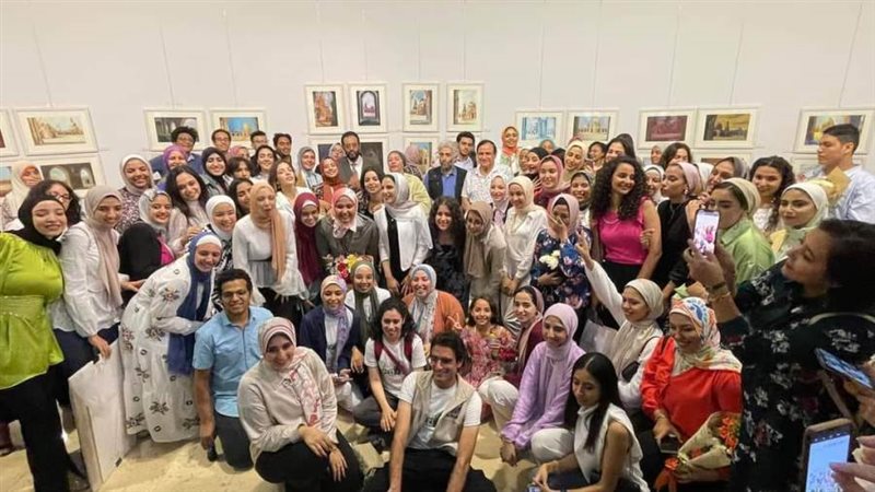 الطلاب فى معرضهم