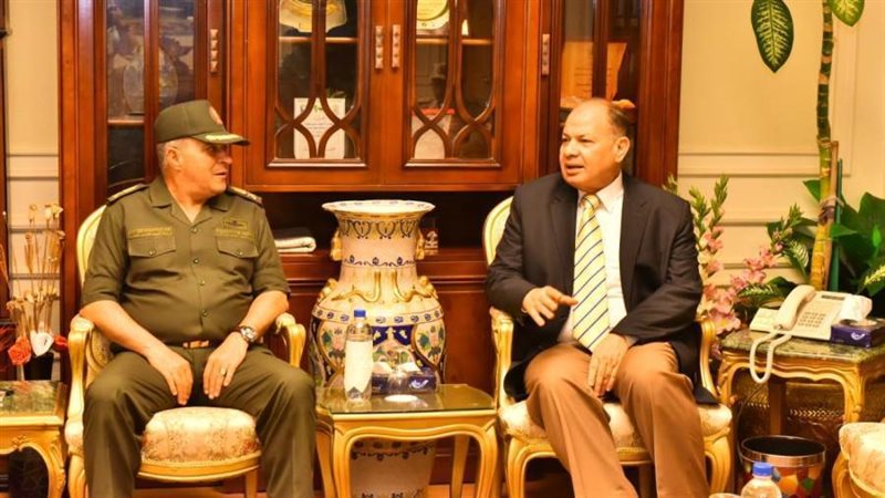 محافظ أسيوط يستقبل