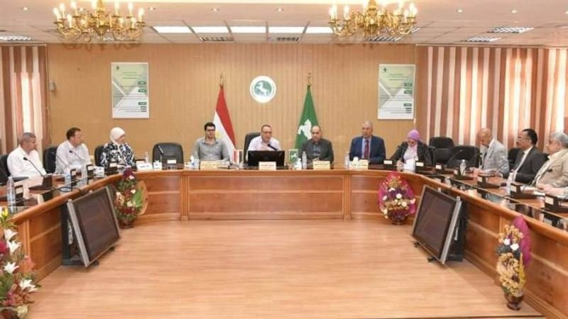 محافظ الشرقية خلال