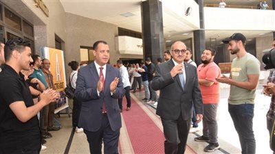 بالتصفيق والورود.. طلاب جامعة أسيوط يستقبلون رئيس الجامعة في ممر شرفي وفاء وتكريمًا له