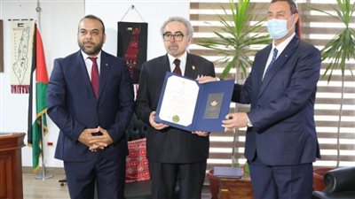  السفير دياب اللوح يمنح رئيس اتحاد كتاب مصر وسام الثقافة والعلوم والفنون