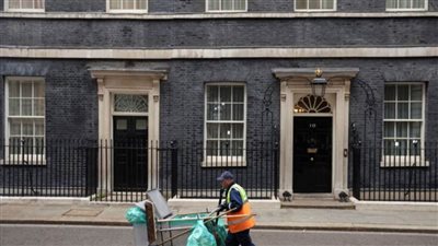 وزيران بريطانيان يوجهان رسالة قوية لجونسون.. والاستقالات تتوالى