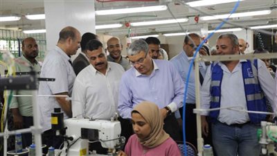 خلال تفقده مصنع لينا تكستيل.. محافظ المنيا يؤكد  على توفير كافة سبل الدعم للمشروعات