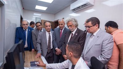 وفد من الأطباء يشهد حفل تشغيل جهاز المحاكي لعلاج مرضى الأورام بسوهاج