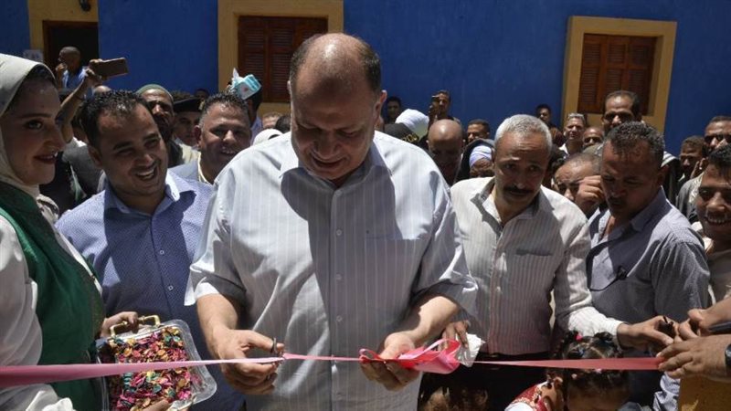 محافظ أسيوط يسلم