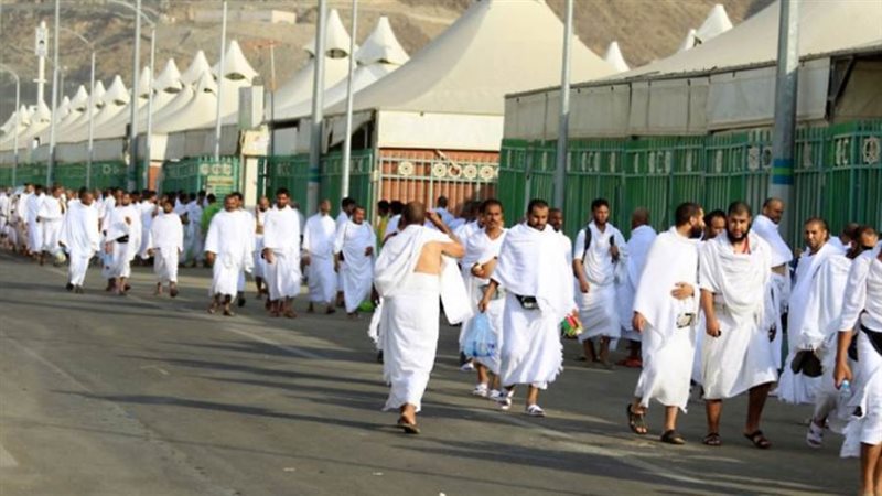 الحجاج يتوافدون إلى
