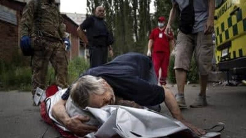 فكتور يحتضن زوجته