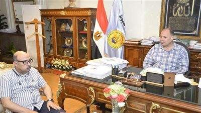 محافظ أسيوط يناقش خطة عمل مديرية الصحة والمستشفيات العامة خلال عطلة العيد