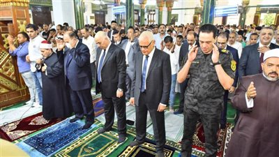 محافظ أسيوط يؤدي صلاة عيد الأضحى المبارك بمسجد ناصر ويهنئ المواطنين