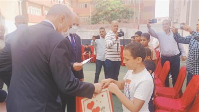 محافظ القليوبية ورئيس الجامعة يوزعان الهدايا والعيدية على المرضى والأطفال الأيتام