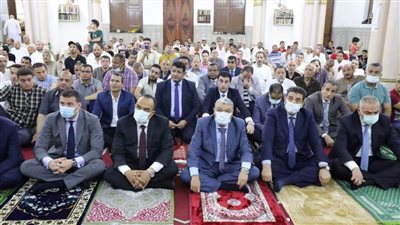 محافظ المنيا يؤدي صلاة عيد الأضحى بمسجد الفولي