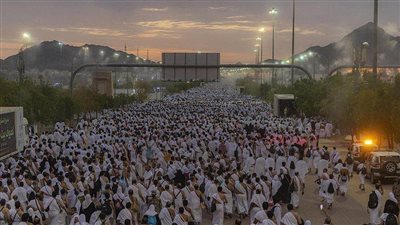 نفرة مزدلفة.. أطول طريق مشاة في العالم يكتسي بملابس الإحرام
