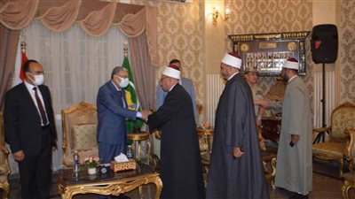 وسط أجواء من الفرحة بالأيام المباركة.. محافظ المنيا يستقبل المهنئين بعيد الأضحى