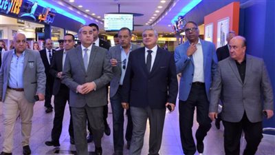 وزير الطيران يتابع حركة التشغيل بمطار القاهرة ويهنئ العاملين والمسافرين بالعيد