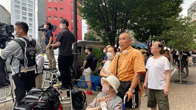 مئات اليابانيبن يتجمعون في طوكيو لإلقاء نظرة على جثمان آبي