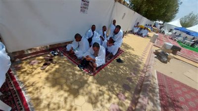 حجاج بيت الله الحرام من الجمعيات الأهلية يقفون على جبل عرفات