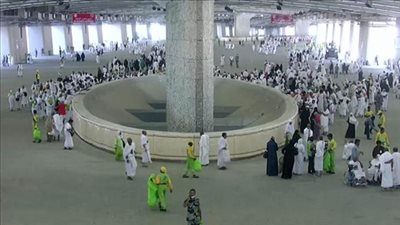 حجاج بيت الله الحرام يكملون رمي الجمرات الثلاث لليوم الأول من أيام التشريق