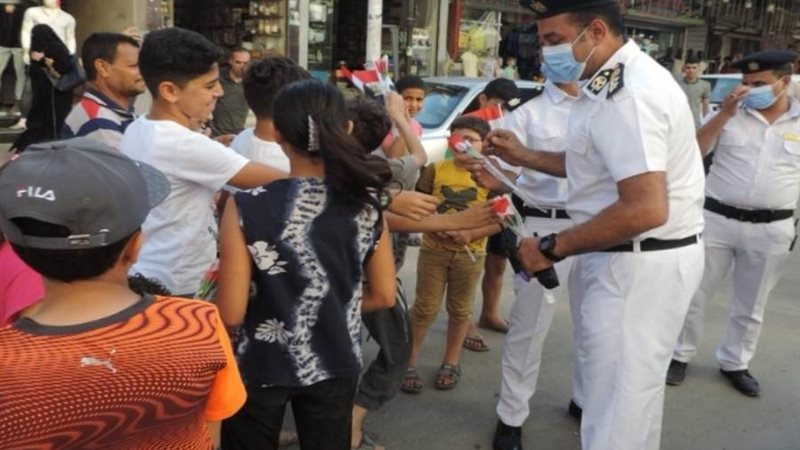 الشرطة توزع هدايا