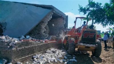 إزالة مبنى مكتمل تعدى على الأرض الزراعية بكفر الشيخ