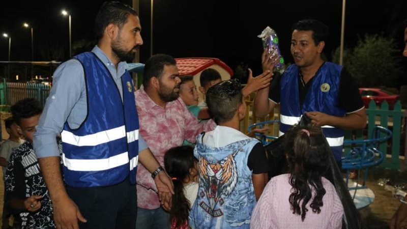 توزيع ألعاب على أطفال