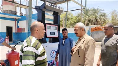 محافظ أسيوط يتابع مع رؤساء المراكز والأحياء انتظام سير العمل بمواقف السيارات ومحطات الوقود