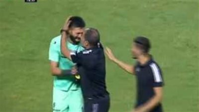 بعد هجوم الجماهير.. حارس مرمى الاتحاد يغادر الملعب باكيًا أثناء المباراة 