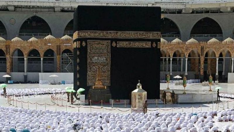 الحجاج يؤدون صلاة