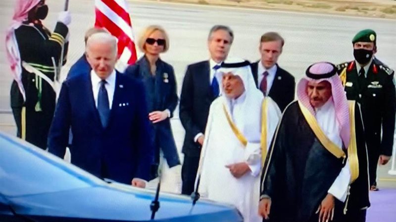 مسؤولون سعوديون يستقبلون