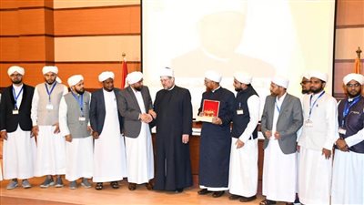 وفد كبار علماء الهند يشكر وزير الأوقاف ويهديه درع جامعة الثقافة السنية الإسلامية