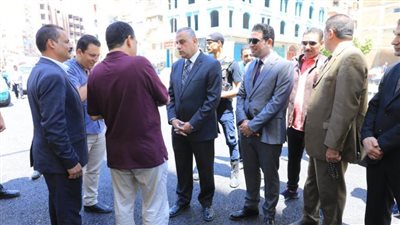 محافظ سوهاج يتفقد أعمال رصف طريق 