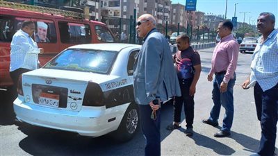 السكرتير المساعد لمحافظة أسيوط يتفقد مجمع مواقف سيارات الأجرة للتأكد من الالتزام بالتعريفة الجديدة 