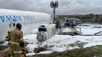 شاهد.. طائرة تنقلب بعد هبوطها في الصومال