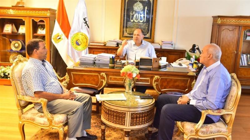 محافظ أسيوط يناقش