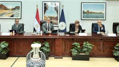 العنانى يعقد اجتماعًا لمناقشة مستجدات العمل السياحي