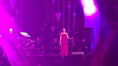 بالصور.. أنغام تبدأ حفلها على المسرح المكشوف بـ