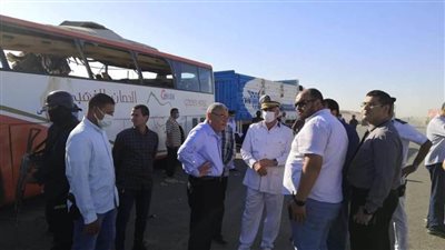 مصرع 22 وإصابة 33 في تصادم على الطريق الصحراوي الشرقي بالمنيا (صور)