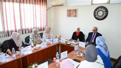 مجلس كلية التربية للطفولة المبكرة بجامعة أسيوط يكرم رئيس الجامعة تقديرًا لدعمه الكبير للكلية