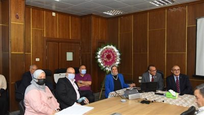 رئيس جامعة أسيوط يؤكد قوة الجامعة بإمكانياتها العلمية وكوادرها المتميزة خلال تكريمه