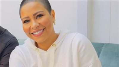 شيرين عبدالوهاب تكشف سر حلق رأسها في 