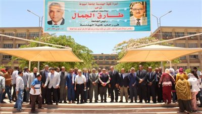مجلس كلية الهندسة يكرم رئيس جامعة أسيوط خلال افتتاحه عددا من المعامل والمراكز بالكلية