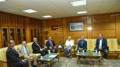 رئيس جامعة أسيوط يستقبل السفير محمد العرابي وزير خارجية مصر الأسبق خلال زيارته للجامعة