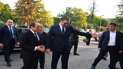 الرئيس السيسي يضع إكليلاً من الزهور على قبر الجندي المجهول بجبل أفالا في صربيا