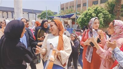 طلاب الثانوية العامة بالقليوبية تحتفل بانتهاء الامتحانات بالطبل والزغاريد والشماريخ