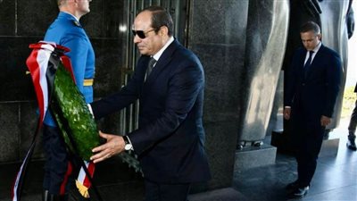 الرئيس السيسي يضع إكليلاً من الزهور على قبر الجندي المجهول بصربيا.. (صور)