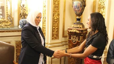 محافظ الإسكندرية يكرم البطلة بسنت حميدة الحاصلة علي الميداليتين الذهبيتين 