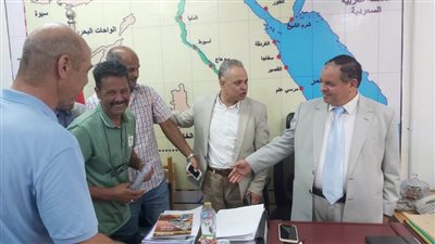 رئيس مصلحة الجمارك يكرم عاملًا بجمارك الدخيلة لرفضه رشوه ٣٥٠ ألف جنيه